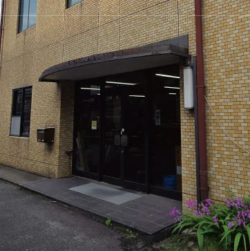 一枚板に囲まれた応接席（事務所内）