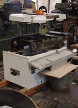 木工機械の修理・整備の様子