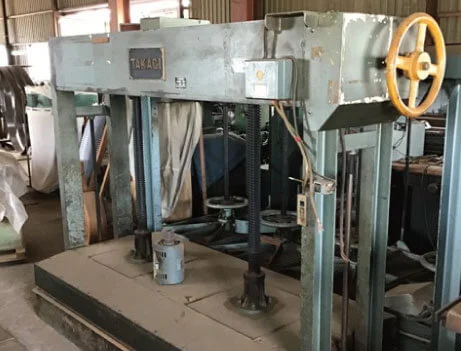 プレス機の外観