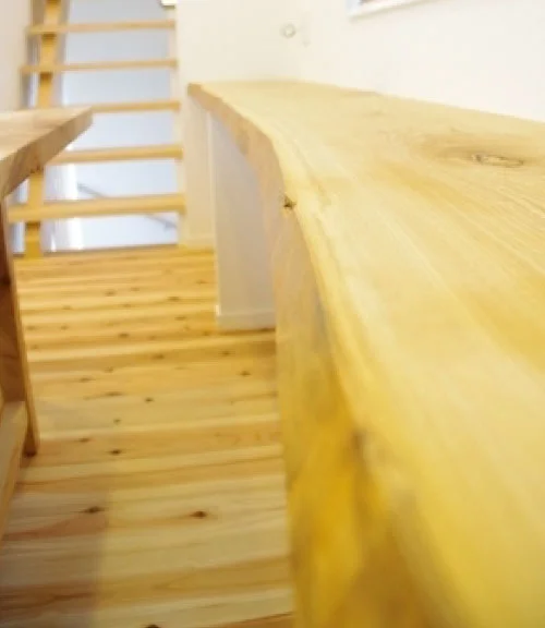 ダイニングにセン(栓)材の窓際カウンター