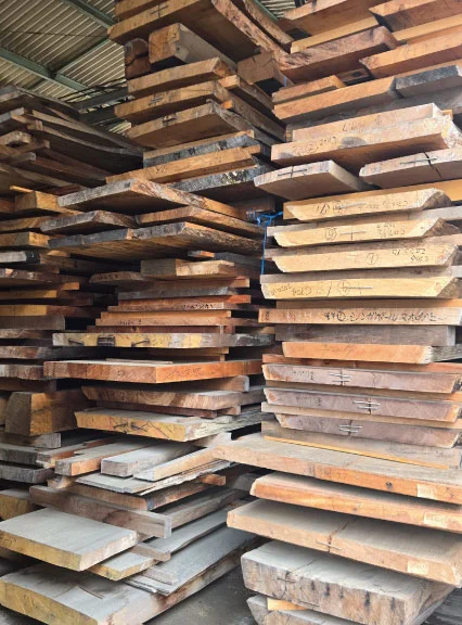 在庫の無垢材が積み上がる保管風景