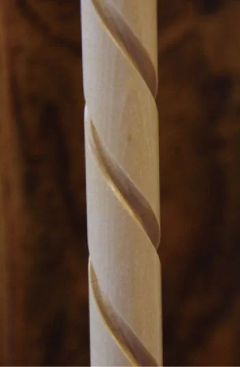 丸棒を螺旋状に溝を彫りこむ加工