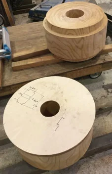  山車の車輪（ケヤキ）加工の様子